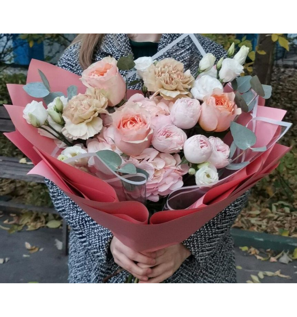 Нежный букет с пионовидными розами Гравити, Мэнсфилд и гортензией