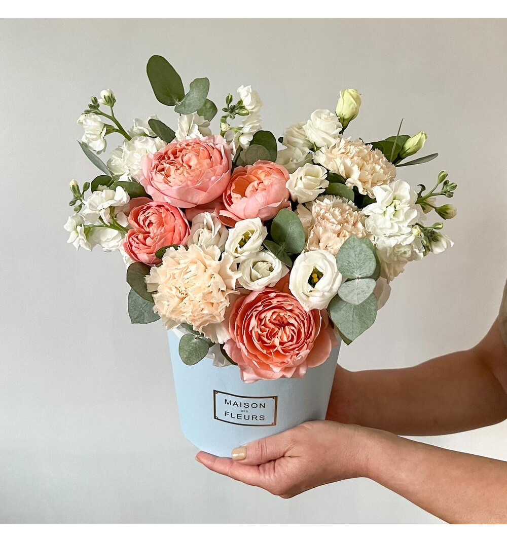 Композиция с персиковыми пионовидными розами и маттиолой.