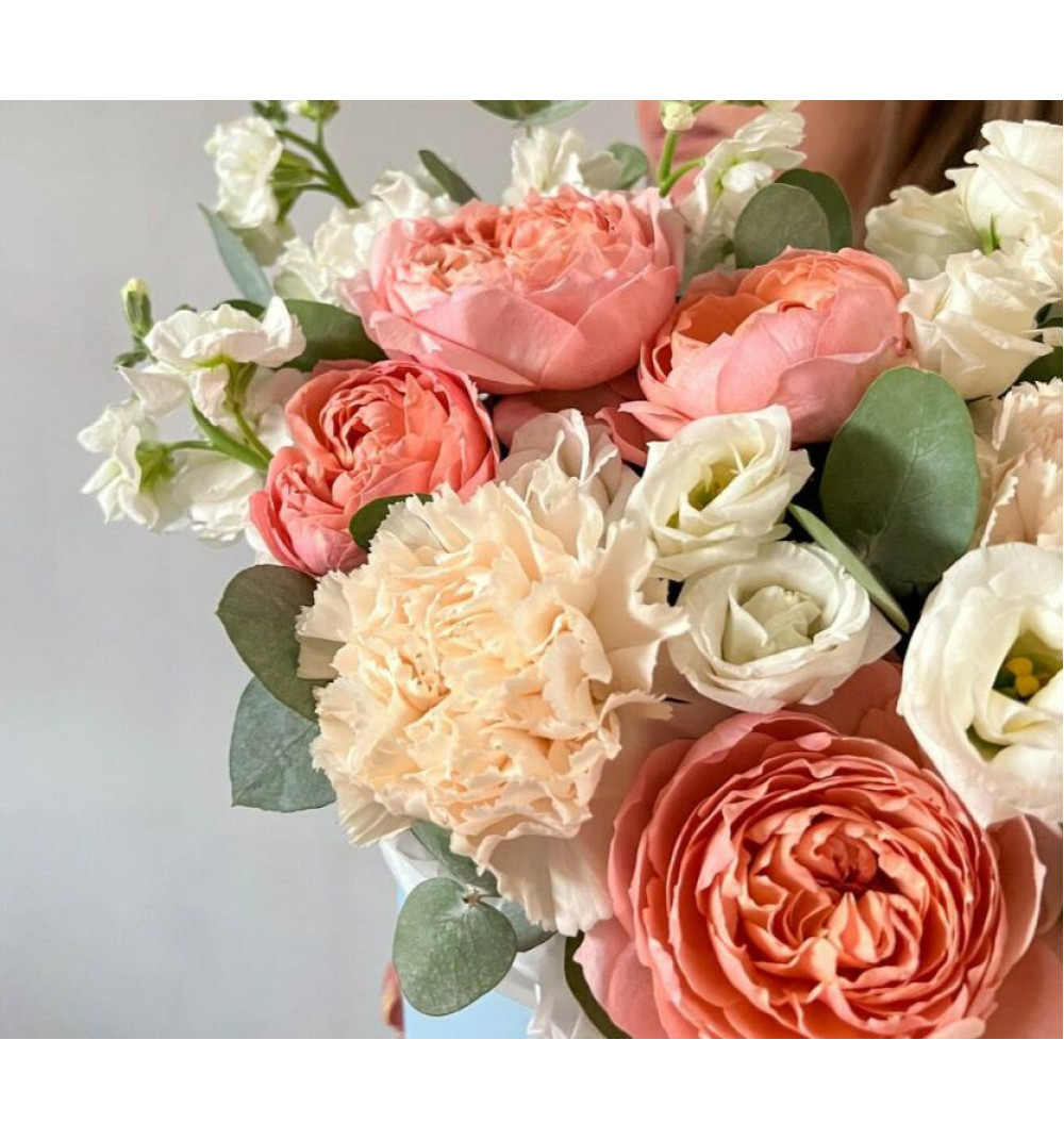 Композиция с персиковыми пионовидными розами и маттиолой.